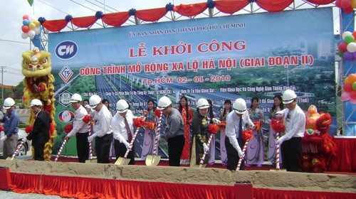 Delegates participate in the groundbreaking ceremony of the Hanoi Highway phase two expansion project on April 2 in HCMC. (Photo:Tuoi Tre) Delegates participate in the groundbreaking ceremony of the Hanoi Highway phase two expansion project on April 2 in HCMC. (Photo:Tuoi Tre)